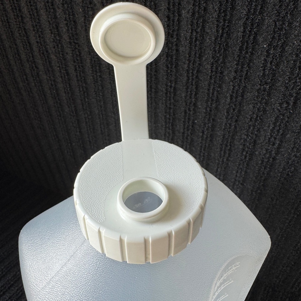 Rubbermaid Servin Saver 2 Quart Plastic Water Bottle Pitcher 2468 White Lid - Picture 6 of 8